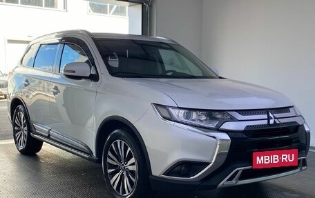 Mitsubishi Outlander III рестайлинг 3, 2020 год, 2 620 000 рублей, 3 фотография