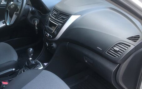 Hyundai Solaris II рестайлинг, 2013 год, 900 000 рублей, 10 фотография