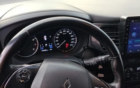 Mitsubishi Outlander III рестайлинг 3, 2018 год, 1 725 000 рублей, 10 фотография