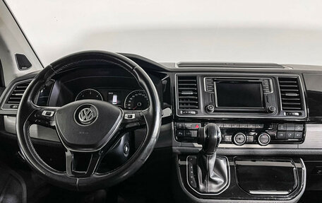 Volkswagen Multivan T6 рестайлинг, 2017 год, 4 600 000 рублей, 13 фотография