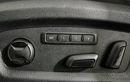 Volkswagen Multivan T6 рестайлинг, 2017 год, 4 600 000 рублей, 17 фотография