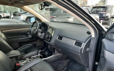 Mitsubishi Outlander III рестайлинг 3, 2019 год, 2 590 000 рублей, 10 фотография