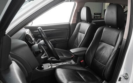 Mitsubishi Outlander III рестайлинг 3, 2015 год, 1 929 000 рублей, 10 фотография