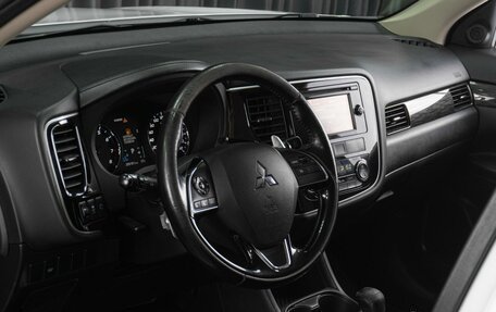 Mitsubishi Outlander III рестайлинг 3, 2015 год, 1 929 000 рублей, 16 фотография