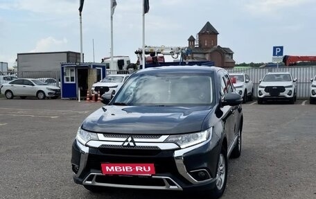 Mitsubishi Outlander III рестайлинг 3, 2019 год, 1 980 000 рублей, 2 фотография
