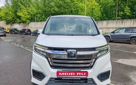 Honda Stepwgn IV, 2017 год, 2 300 000 рублей, 2 фотография