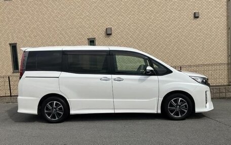 Toyota Noah III, 2021 год, 2 230 000 рублей, 7 фотография