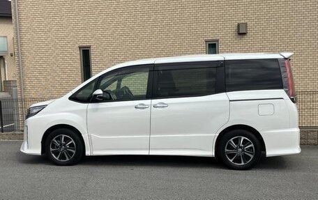 Toyota Noah III, 2021 год, 2 230 000 рублей, 8 фотография