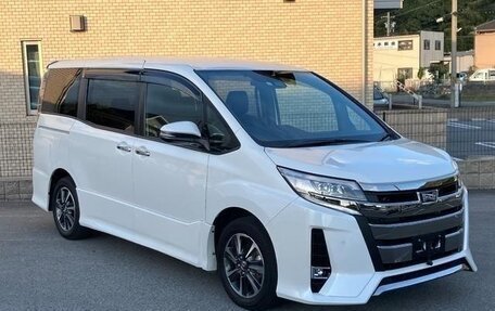 Toyota Noah III, 2021 год, 2 230 000 рублей, 3 фотография