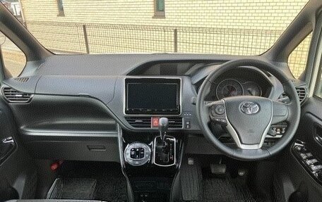 Toyota Noah III, 2021 год, 2 230 000 рублей, 10 фотография