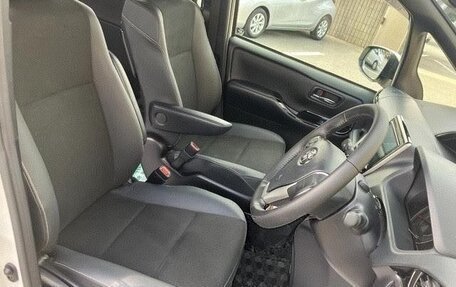 Toyota Noah III, 2021 год, 2 230 000 рублей, 13 фотография