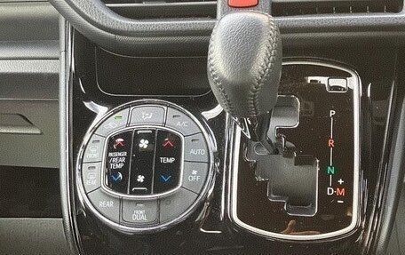 Toyota Noah III, 2021 год, 2 230 000 рублей, 15 фотография