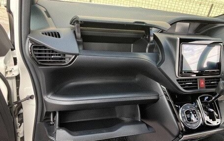 Toyota Noah III, 2021 год, 2 230 000 рублей, 14 фотография