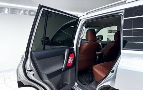 Toyota Land Cruiser Prado 150 рестайлинг 2, 2012 год, 3 000 000 рублей, 17 фотография