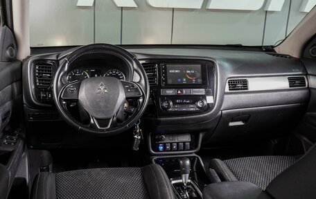 Mitsubishi Outlander III рестайлинг 3, 2017 год, 1 799 000 рублей, 6 фотография