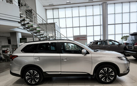 Mitsubishi Outlander III рестайлинг 3, 2021 год, 2 799 000 рублей, 5 фотография