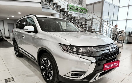 Mitsubishi Outlander III рестайлинг 3, 2021 год, 2 799 000 рублей, 3 фотография