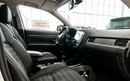 Mitsubishi Outlander III рестайлинг 3, 2021 год, 2 799 000 рублей, 13 фотография