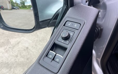 Volkswagen Multivan T6 рестайлинг, 2018 год, 3 555 000 рублей, 23 фотография