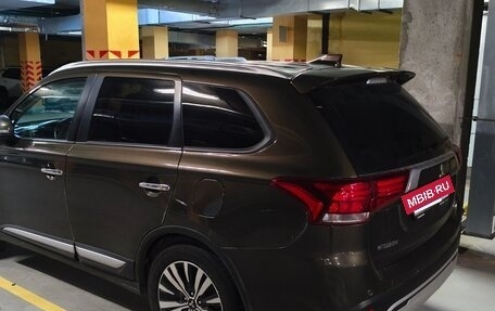 Mitsubishi Outlander III рестайлинг 3, 2020 год, 2 800 000 рублей, 2 фотография