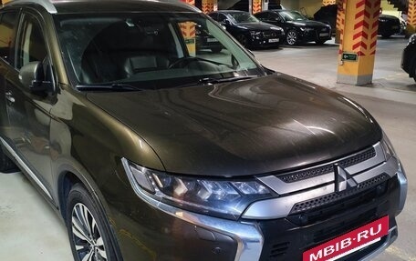 Mitsubishi Outlander III рестайлинг 3, 2020 год, 2 800 000 рублей, 4 фотография