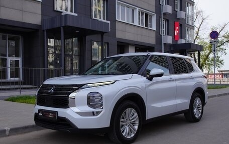 Mitsubishi Outlander, 2023 год, 3 300 000 рублей, 1 фотография