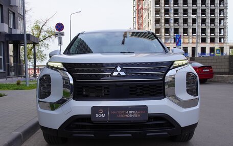 Mitsubishi Outlander, 2023 год, 3 300 000 рублей, 2 фотография