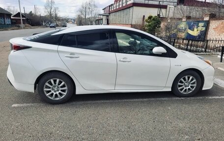 Toyota Prius IV XW50, 2016 год, 1 350 000 рублей, 9 фотография