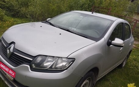Renault Logan II, 2017 год, 605 000 рублей, 3 фотография