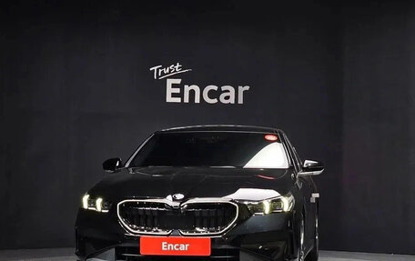 BMW 5 серия, 2023 год, 5 880 000 рублей, 2 фотография