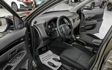 Mitsubishi Outlander III рестайлинг 3, 2019 год, 1 789 000 рублей, 6 фотография