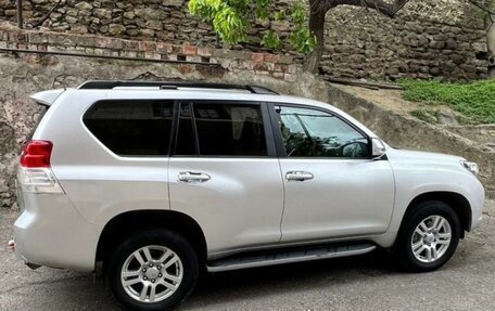 Toyota Land Cruiser Prado 150 рестайлинг 2, 2011 год, 2 700 000 рублей, 2 фотография