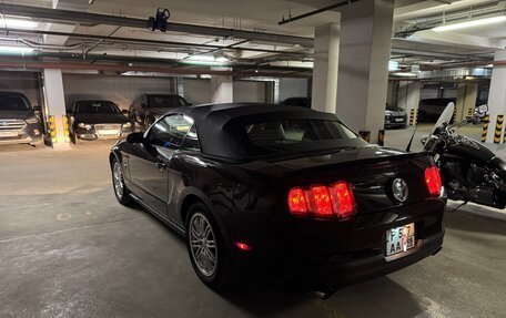 Ford Mustang VI рестайлинг, 2011 год, 2 700 000 рублей, 3 фотография
