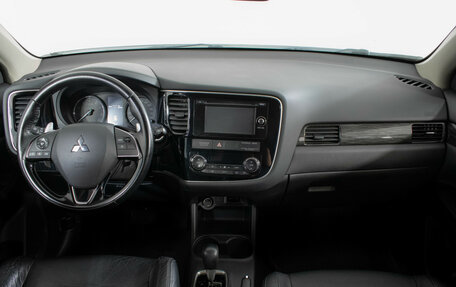 Mitsubishi Outlander III рестайлинг 3, 2015 год, 1 845 000 рублей, 12 фотография