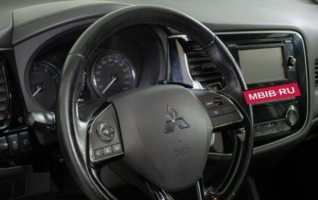 Mitsubishi Outlander III рестайлинг 3, 2015 год, 1 845 000 рублей, 16 фотография