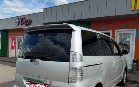 Toyota Voxy II, 2005 год, 1 100 000 рублей, 8 фотография