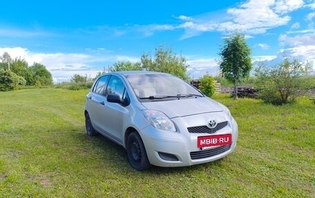 Toyota Yaris III рестайлинг, 2009 год, 350 000 рублей, 2 фотография