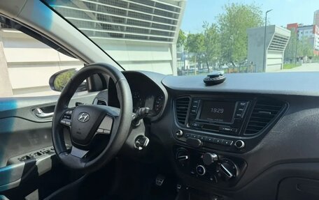 Hyundai Solaris II рестайлинг, 2021 год, 900 000 рублей, 9 фотография