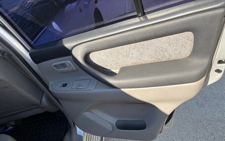 Toyota Land Cruiser 100 рестайлинг 2, 2005 год, 3 100 000 рублей, 16 фотография