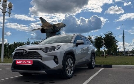 Toyota RAV4, 2019 год, 2 700 000 рублей, 2 фотография