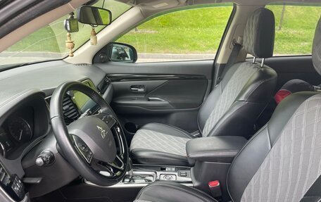 Mitsubishi Outlander III рестайлинг 3, 2021 год, 2 650 000 рублей, 8 фотография