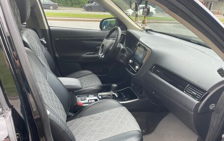 Mitsubishi Outlander III рестайлинг 3, 2021 год, 2 650 000 рублей, 7 фотография