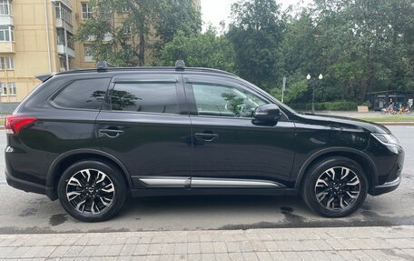 Mitsubishi Outlander III рестайлинг 3, 2021 год, 2 650 000 рублей, 4 фотография