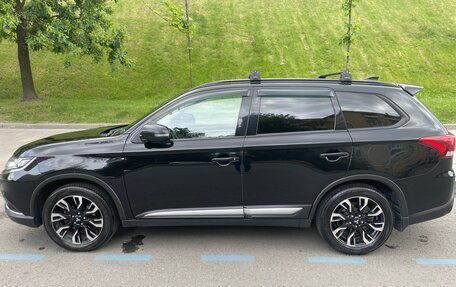 Mitsubishi Outlander III рестайлинг 3, 2021 год, 2 650 000 рублей, 3 фотография