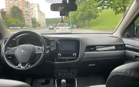 Mitsubishi Outlander III рестайлинг 3, 2021 год, 2 650 000 рублей, 6 фотография