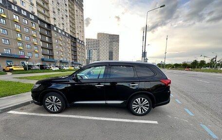 Mitsubishi Outlander III рестайлинг 3, 2021 год, 3 000 000 рублей, 2 фотография