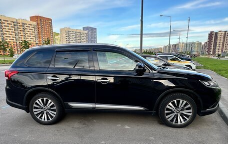 Mitsubishi Outlander III рестайлинг 3, 2021 год, 3 000 000 рублей, 4 фотография