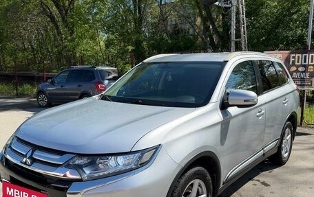 Mitsubishi Outlander III рестайлинг 3, 2018 год, 1 650 000 рублей, 3 фотография
