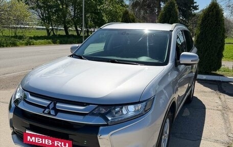 Mitsubishi Outlander III рестайлинг 3, 2018 год, 1 650 000 рублей, 12 фотография