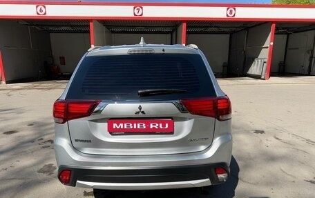 Mitsubishi Outlander III рестайлинг 3, 2018 год, 1 650 000 рублей, 9 фотография